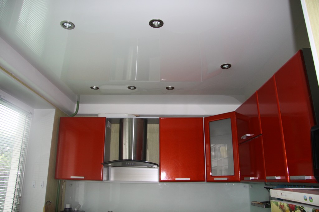 Освещение на маленькой кухне с натяжным потолком в хрущевке фото кухни фото
